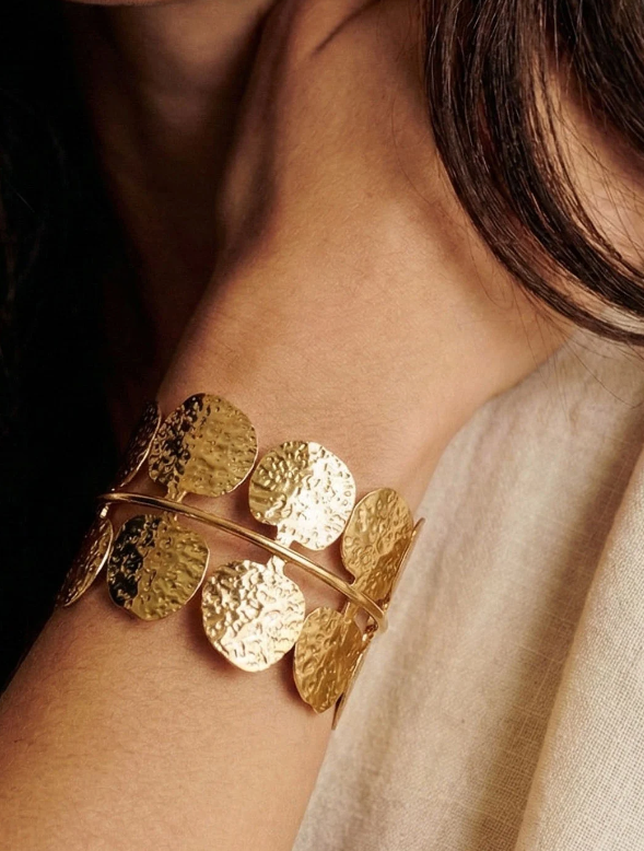 Bracelet jonc doré en acier inoxydable avec disques martelés, style élégant et lumineux, porté au poignet, bijou minimaliste féminin O Holy Bijoux