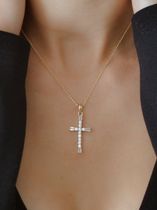 Découvrez notre collier croix dorée, rehaussé de zircons étincelants. Fabriqué en France, ce bijou chrétien allie beauté et spiritualité. Livraison rapide garantie. Exprimez votre foi avec élégance 